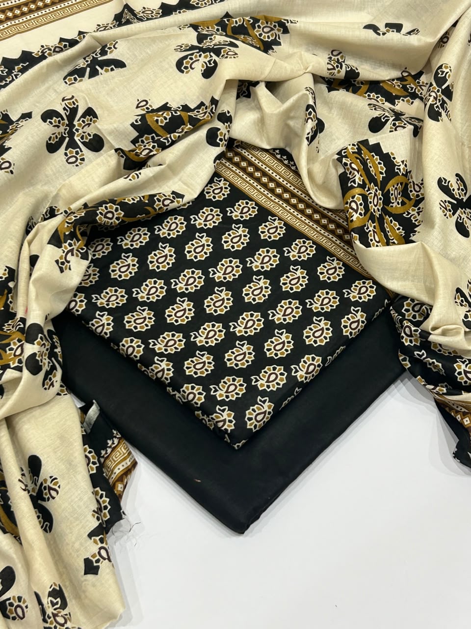 Digital Printed Lawn 3 Piece Unstitched Suit